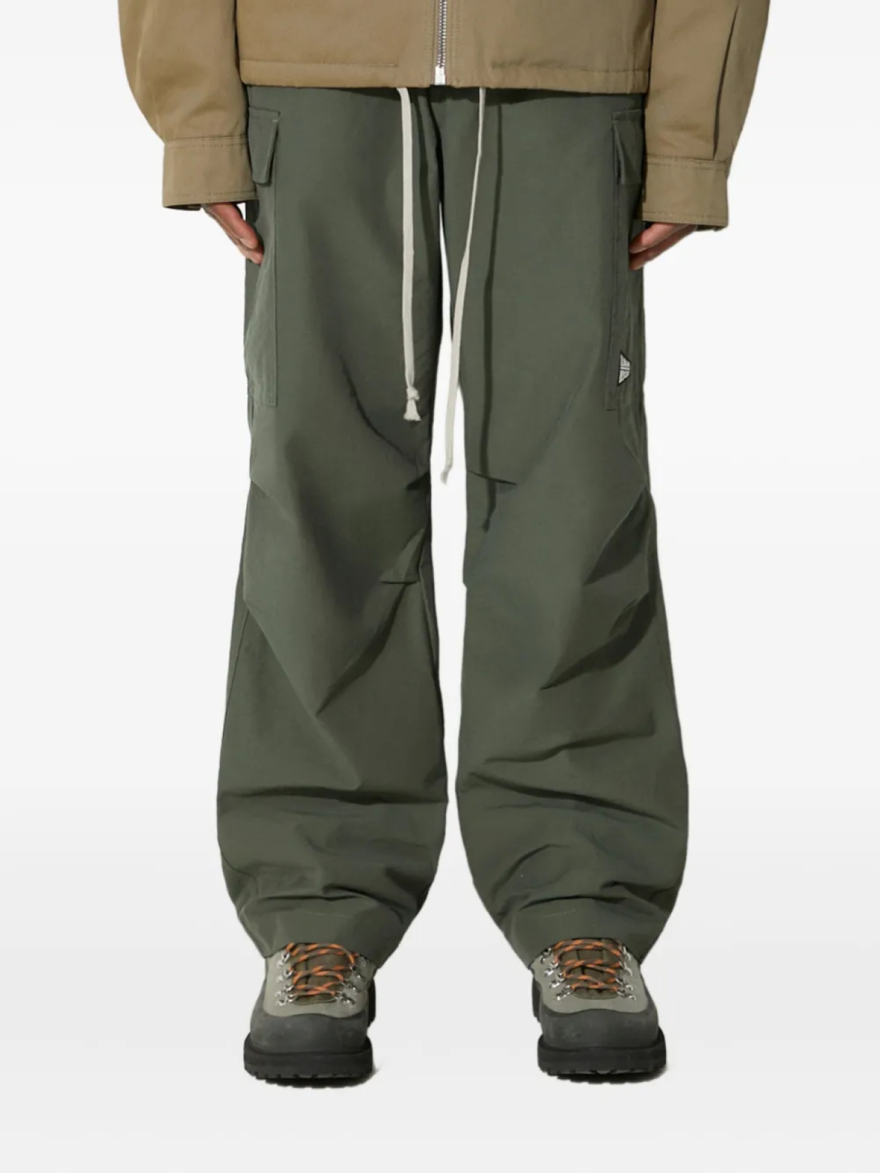 Брюки-карго Billionaire Boys Club с нашивкой астронавта, зеленый 
Брюки-карго Billionaire Boys Club с нашивкой астронавта, зеленый