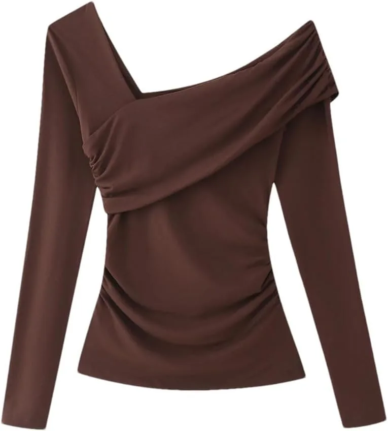 Женская блузка с асимметричным плечом и v-образным вырезом
Женская блузка с асимметричным плечом и v-образным вырезом