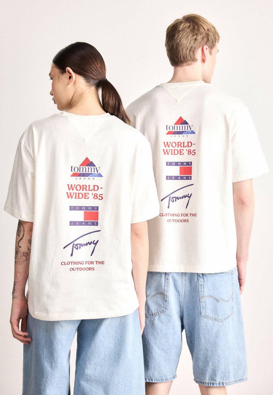 Футболка Tommy Jeans 90S PEAKS BACKPRINT TEE UNISEX, Ancient White/White, Белый, Футболка Tommy Jeans 90S PEAKS BACKPRINT TEE UNISEX, Ancient White/White
Футболка Tommy Jeans 90S PEAKS BACKPRINT TEE UNISEX, Ancient White/White, Белый, Футболка Tommy Jeans 90S PEAKS BACKPRINT TEE UNISEX, Ancient White/White