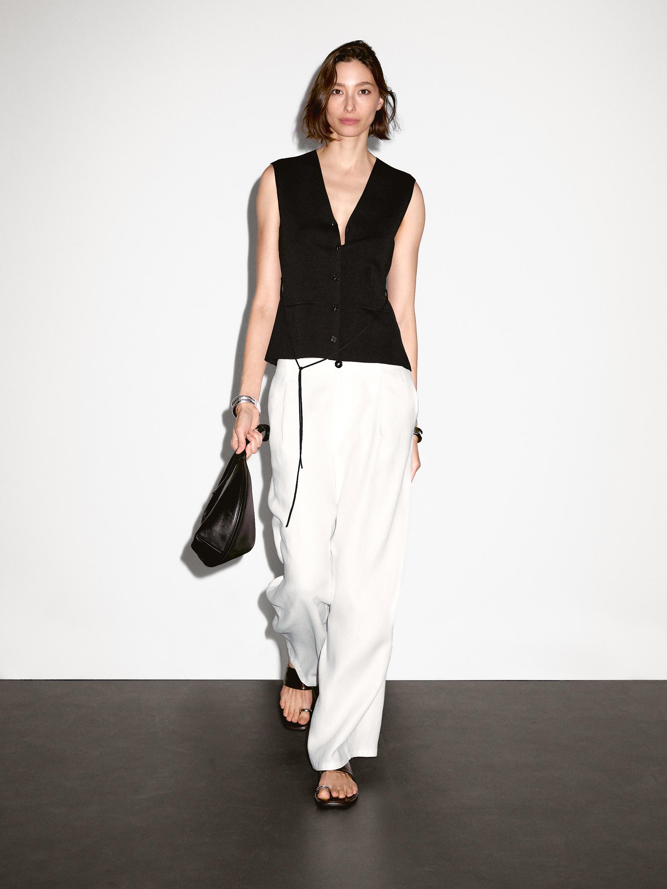 Трикотажный жилет с V-образным вырезом Massimo Dutti, черный
Трикотажный жилет с V-образным вырезом Massimo Dutti, черный