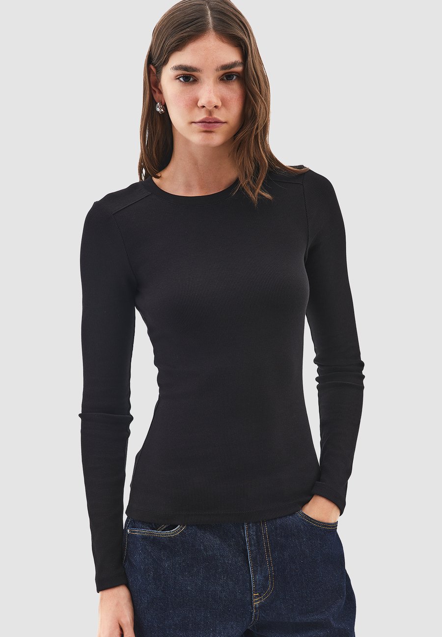 Топ OXXO CREW NECK, Black
Топ OXXO CREW NECK, Black