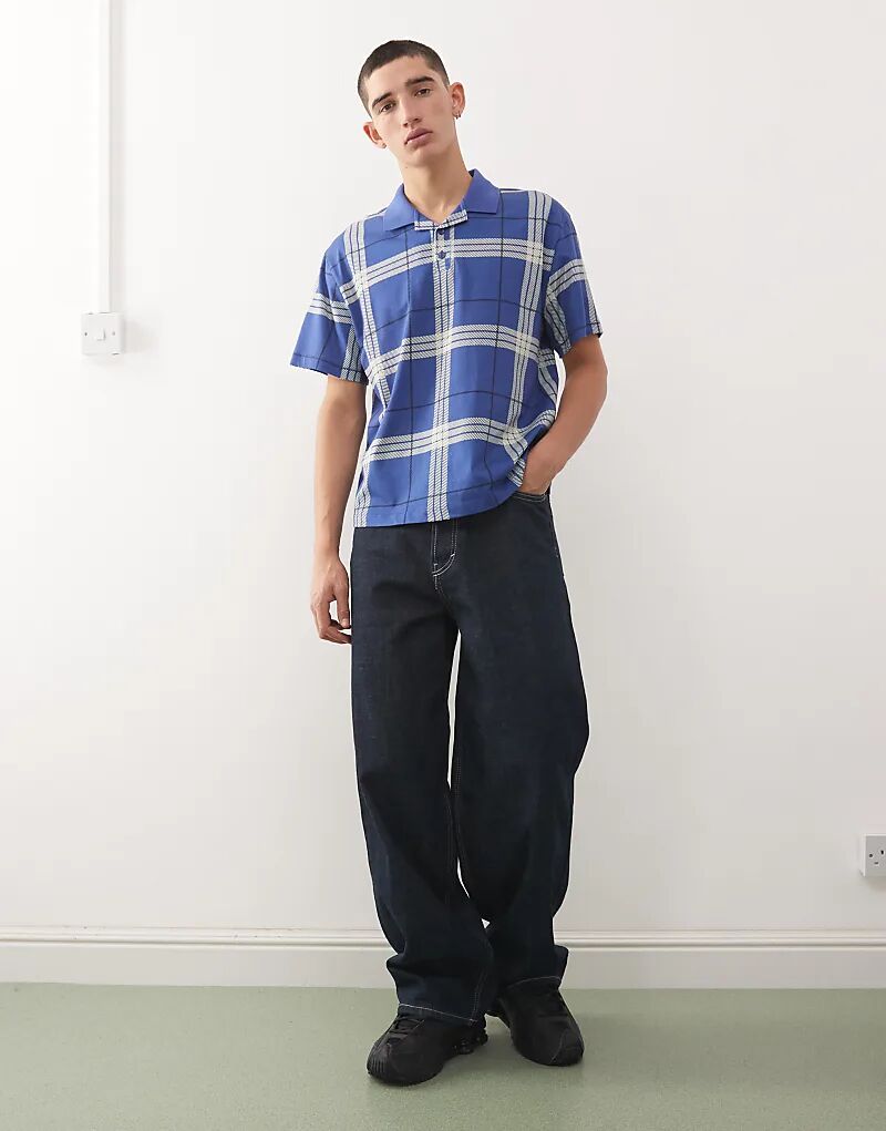 COLLUSION — облегающее поло свободного кроя в синюю клетку
COLLUSION — облегающее поло свободного кроя в синюю клетку