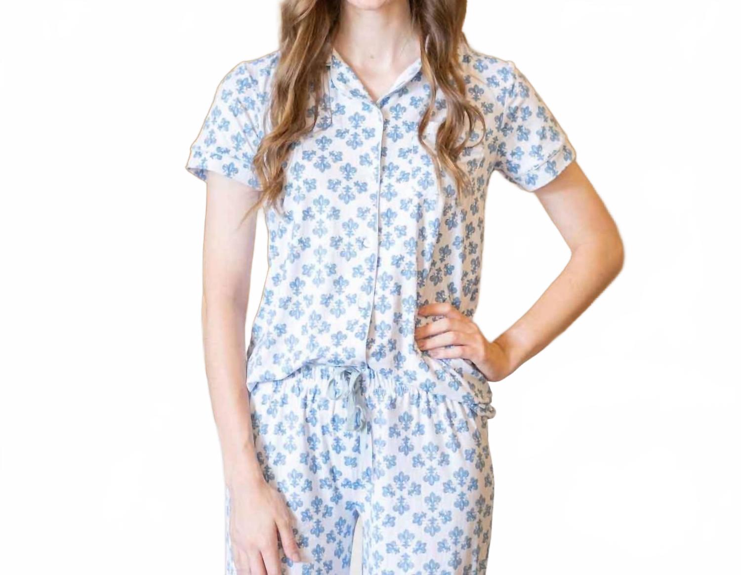 Флер де Лис комплект с блузкой на пуговицах и шортами в голубом The Royal Standard
Флер де Лис комплект с блузкой на пуговицах и шортами в голубом The Royal Standard