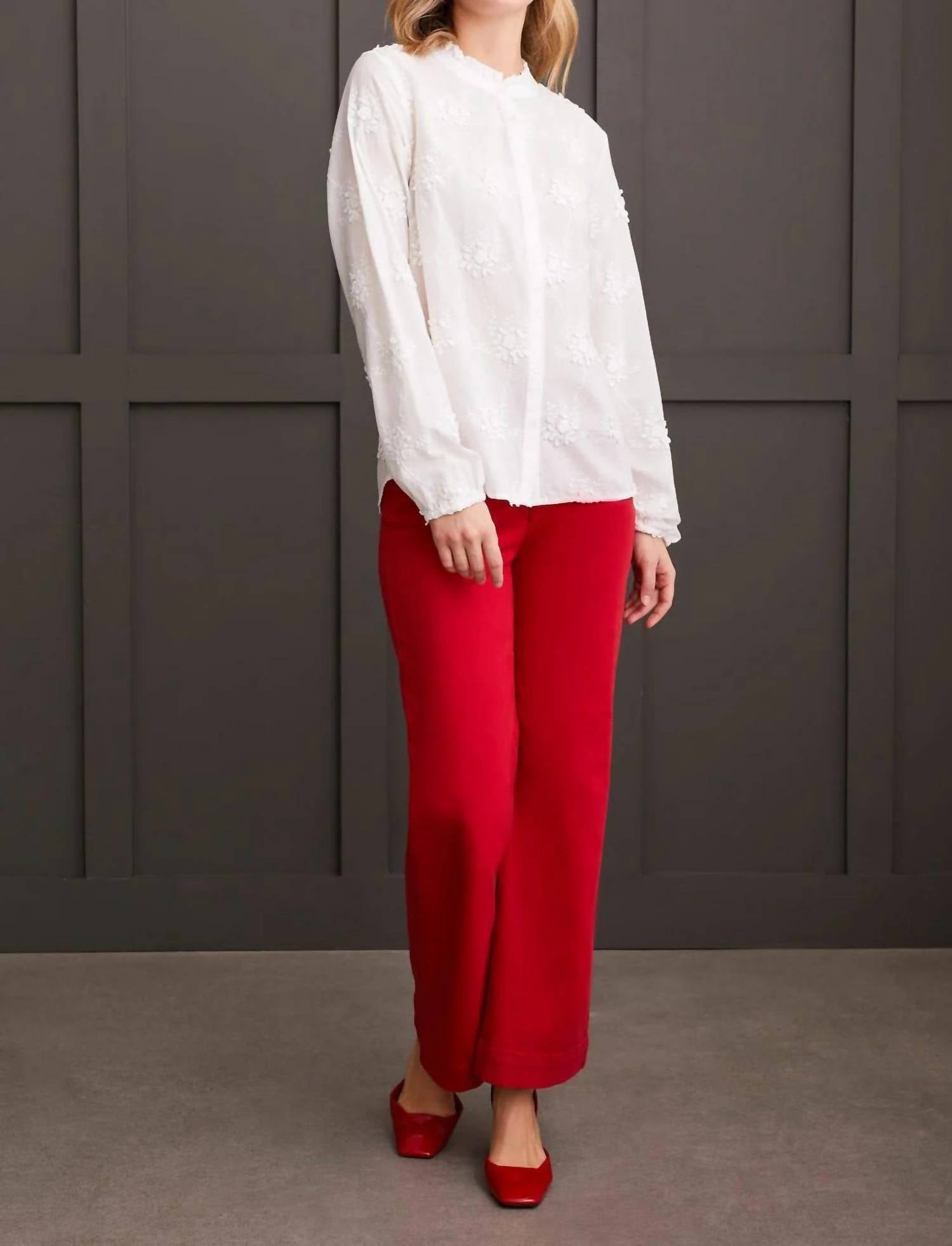 Блузка с цветочной вышивкой и оборчатым воротником кремового цвета TRIBAL
Блузка с цветочной вышивкой и оборчатым воротником кремового цвета TRIBAL