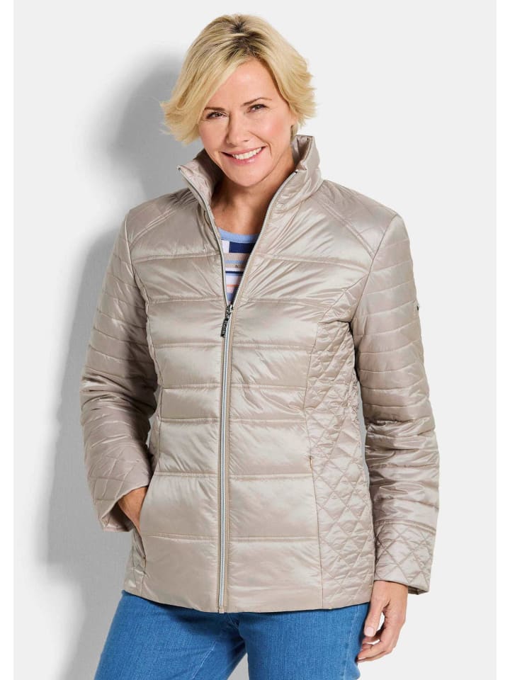 GOLDNER Короткий размер: Стеганая куртка переходного периода с комбинированными узорами в бежевом цвете
GOLDNER Короткий размер: Стеганая куртка переходного периода с комбинированными узорами в бежевом цвете