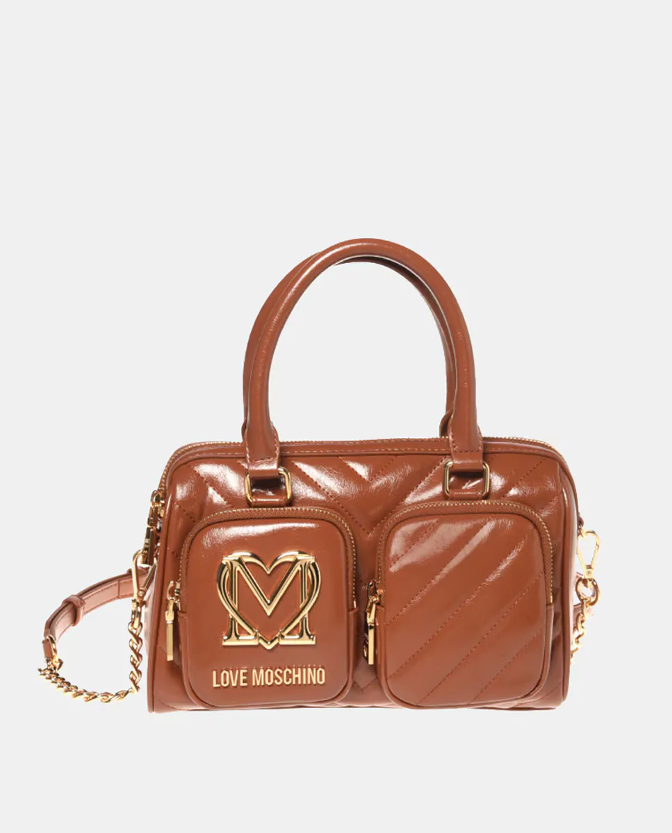 Стеганая сумка-портфель из лакированной кожи светло-коричневого цвета Love Moschino
Стеганая сумка-портфель из лакированной кожи светло-коричневого цвета Love Moschino