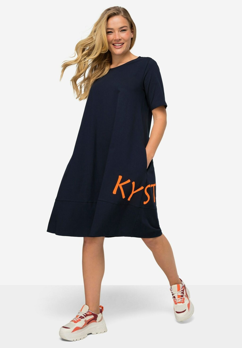 Платье из джерси MIDI-DRESS PRINT-DRESS SHORTSLEEVE LAURASØN, темно-синий
Платье из джерси MIDI-DRESS PRINT-DRESS SHORTSLEEVE LAURASØN, темно-синий