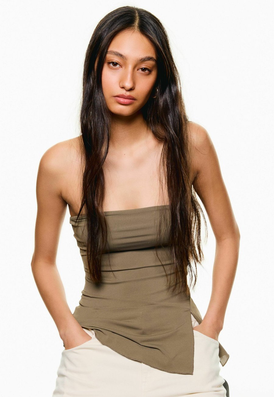 Топ Bershka WITH ASYMMETRIC HEM , Khaki
Топ Bershka WITH ASYMMETRIC HEM , Khaki