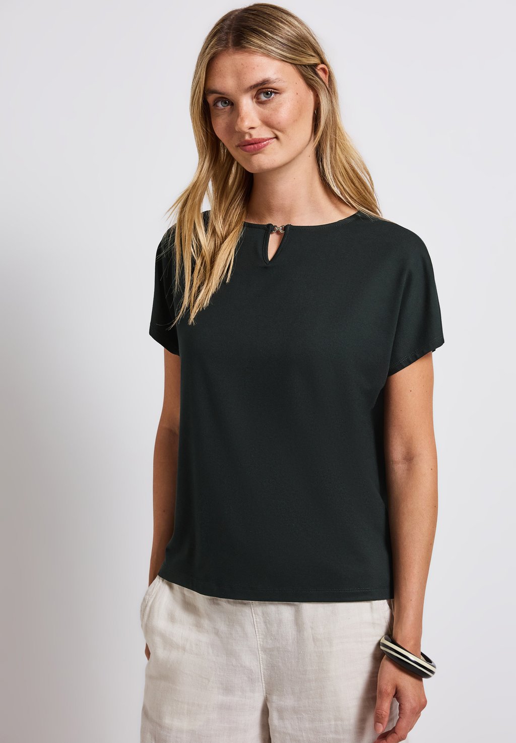 Базовая футболка MIT CUT-OUT Street One, металлик зеленый
Базовая футболка MIT CUT-OUT Street One, металлик зеленый