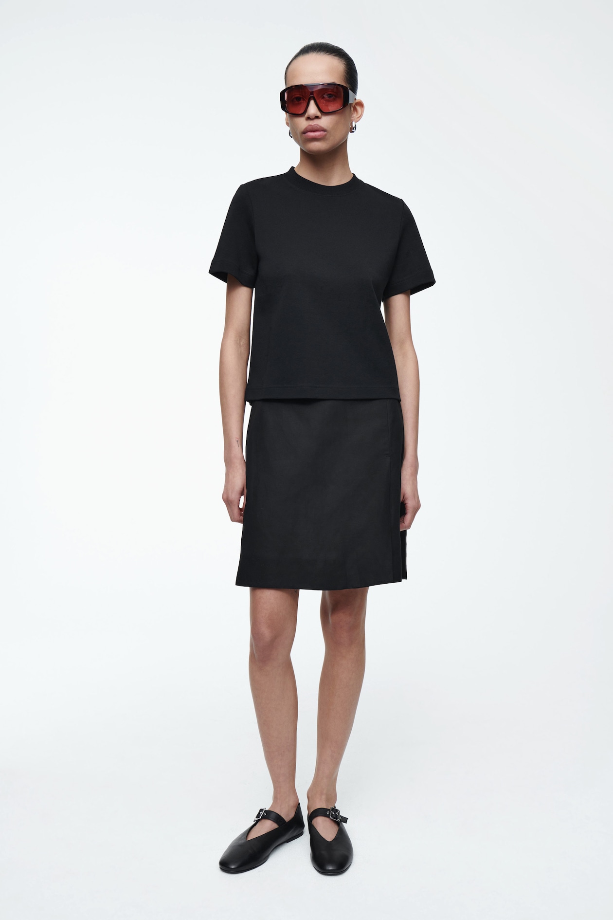 Мини-юбка со складкой спереди COS, черный
Мини-юбка со складкой спереди COS, черный