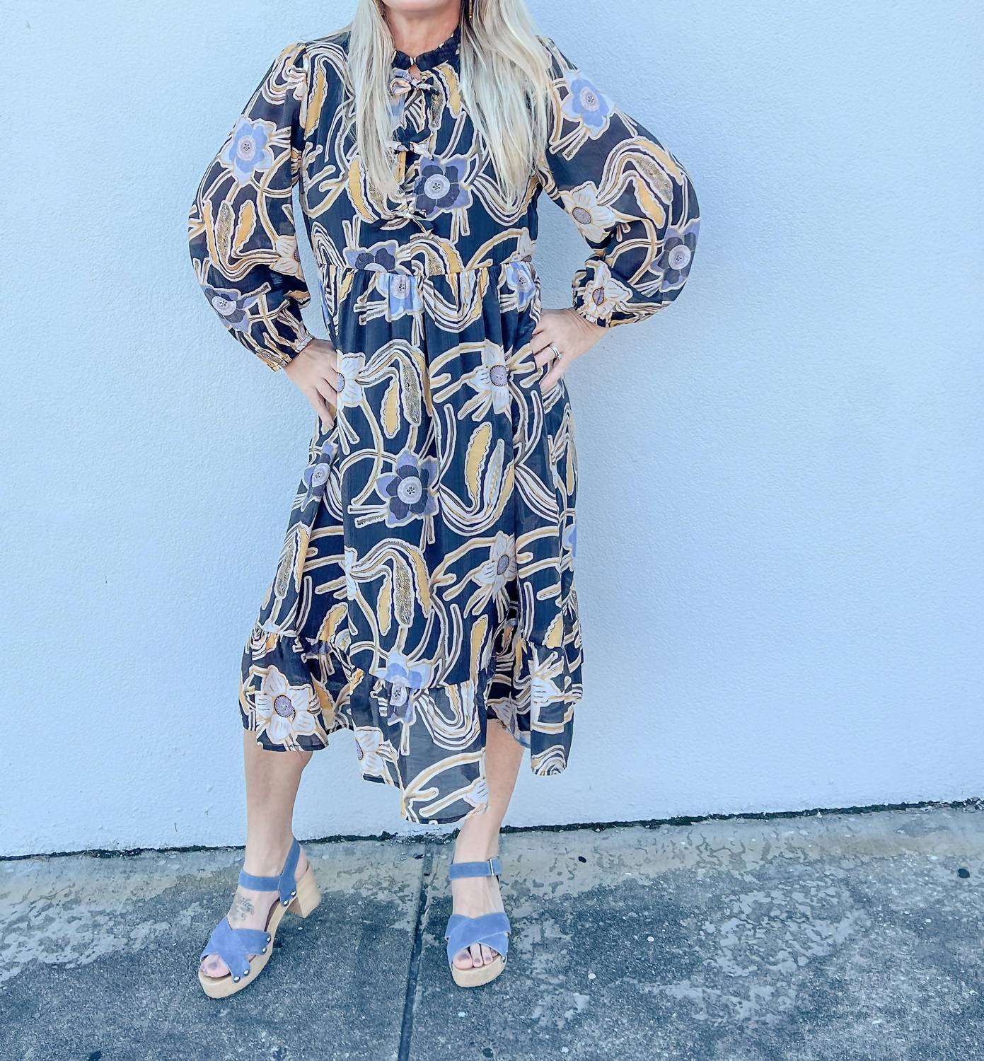 Платье миди с цветочным принтом Somewhere Out There в черной гамме Jodifl 
Платье миди с цветочным принтом Somewhere Out There в черной гамме Jodifl