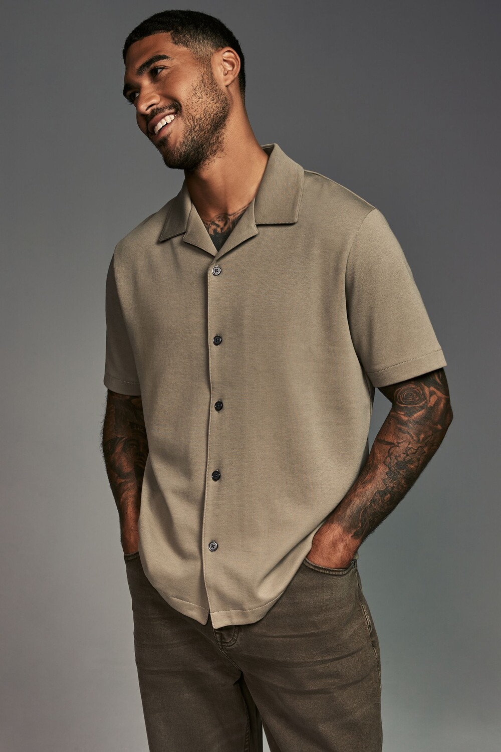 Рубашка свободного кроя из джерси с кубинским воротником Next, серый
Рубашка свободного кроя из джерси с кубинским воротником Next, серый