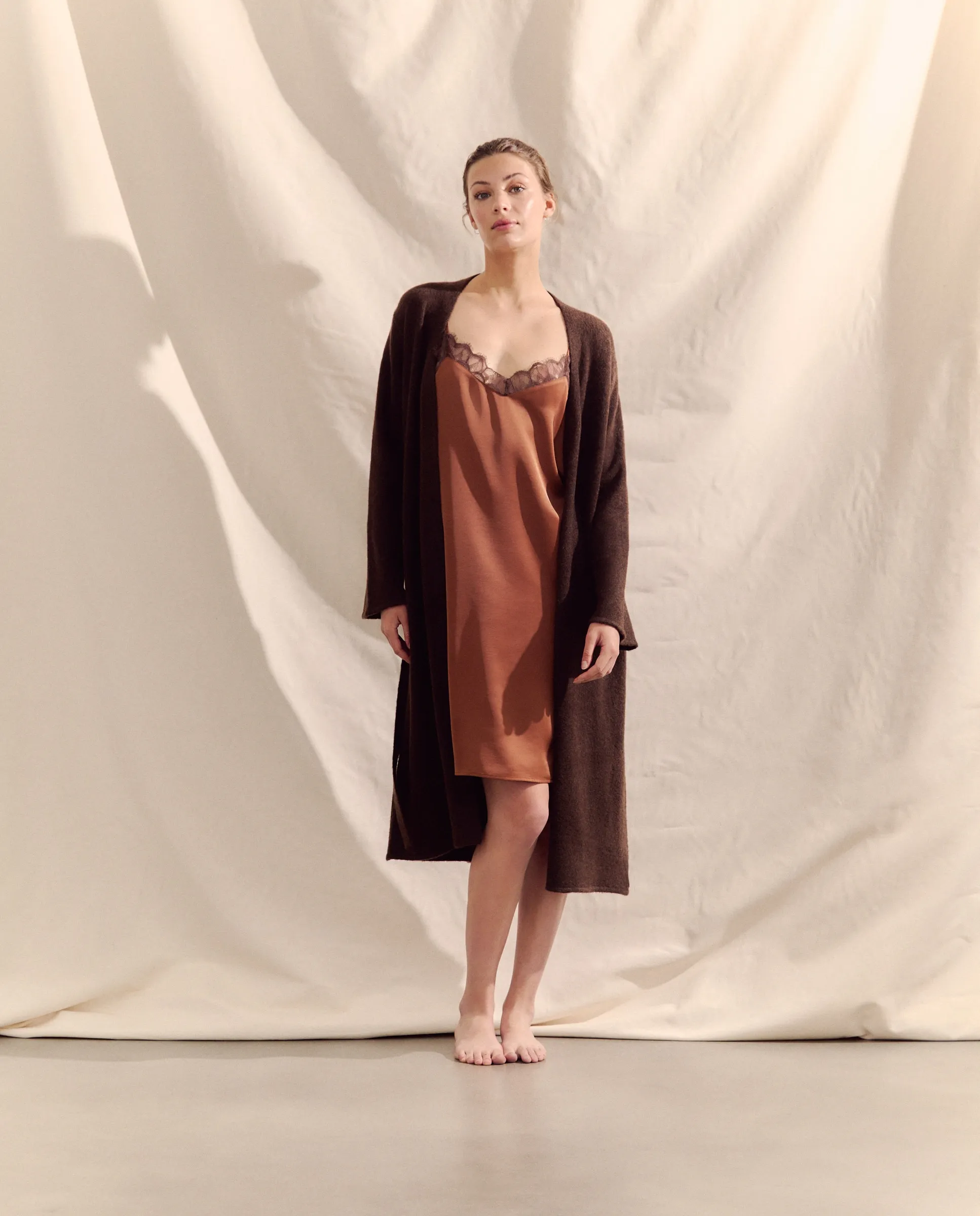 Короткое женское платье без рисунка Énfasis, коричневый
Короткое женское платье без рисунка Énfasis, коричневый