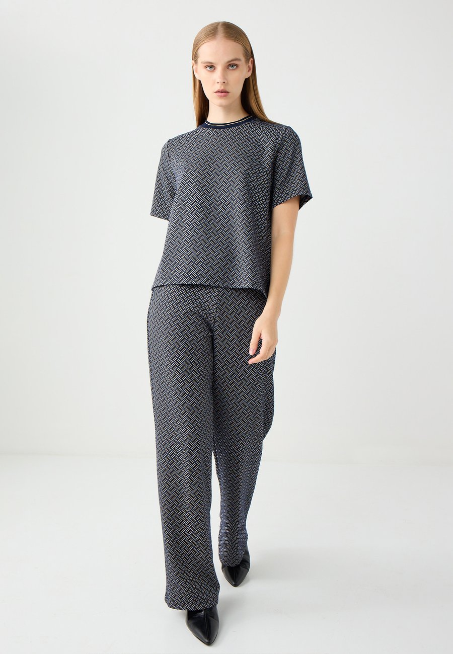 Брюки Jimmy Key REGULAR LEG REGULAR WAIST PATTERNED , Dark Blue
Брюки Jimmy Key REGULAR LEG REGULAR WAIST PATTERNED , Dark Blue