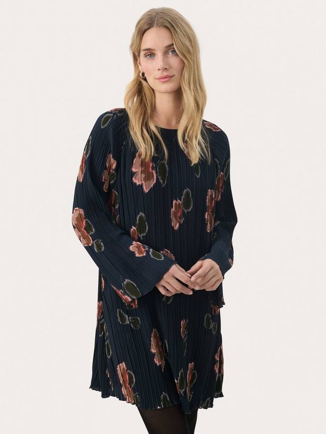 Миланское платье в цветочек Part Two, темно-синий
Миланское платье в цветочек Part Two, темно-синий