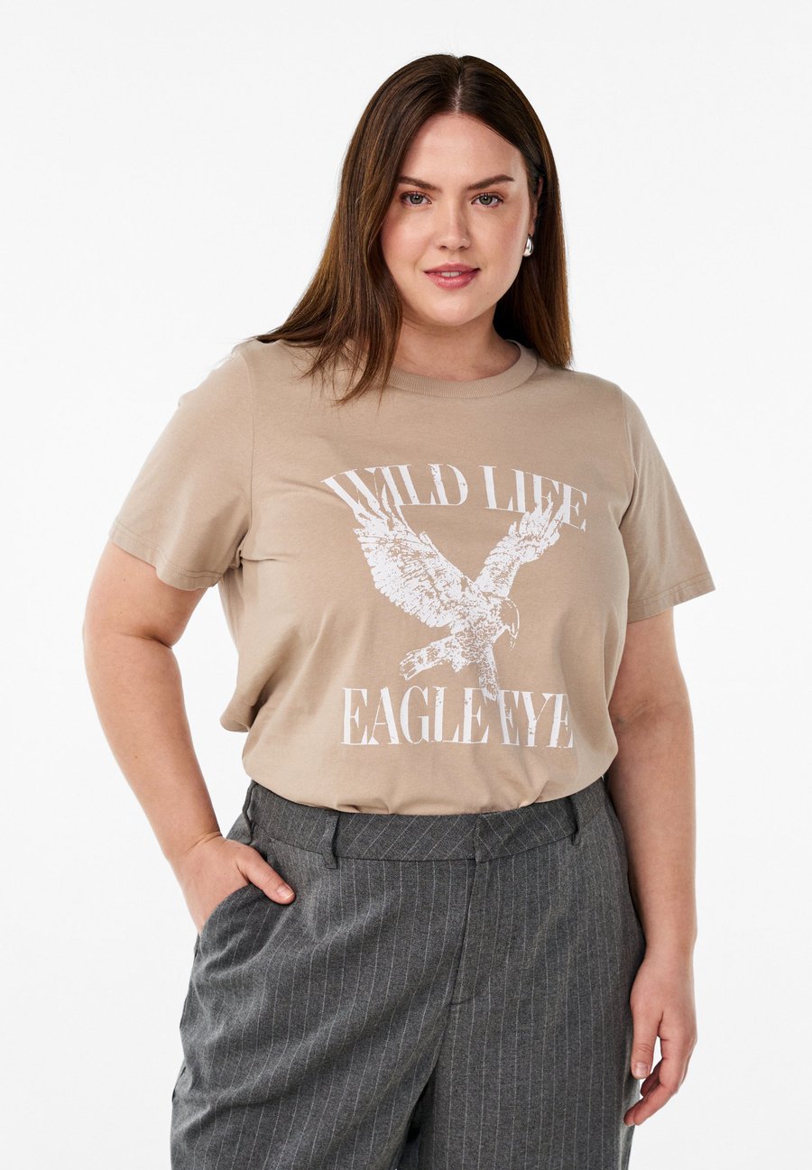 Футболка Zizzi EAGLE EYE, Simply T W Wild/Sand, Бежевый, Футболка Zizzi EAGLE EYE, Simply T W Wild/Sand
Футболка Zizzi EAGLE EYE, Simply T W Wild/Sand, Бежевый, Футболка Zizzi EAGLE EYE, Simply T W Wild/Sand