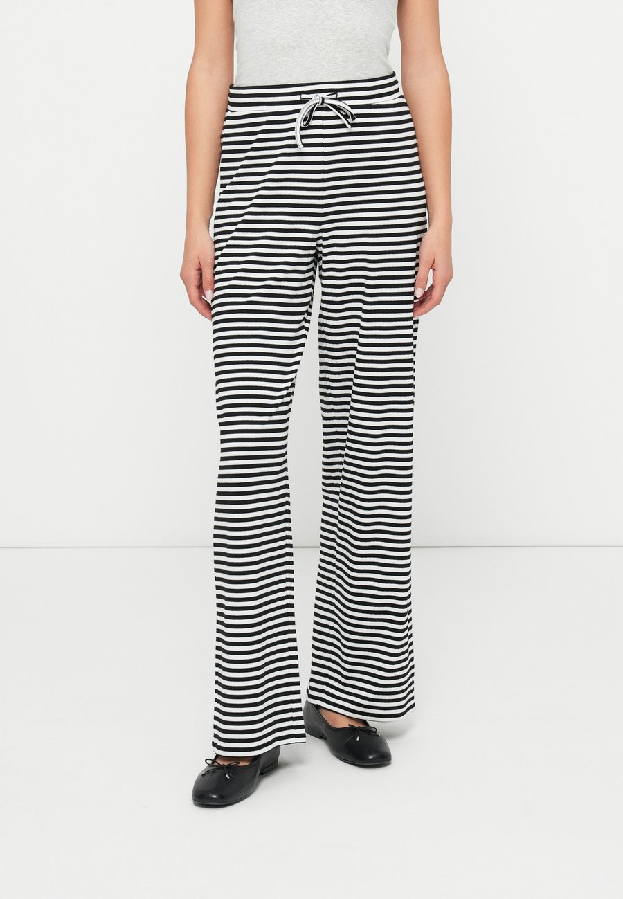 Брюки Pieces PCLAYA WIDE PANTS, Black/White/Black
Брюки Pieces PCLAYA WIDE PANTS, Black/White/Black