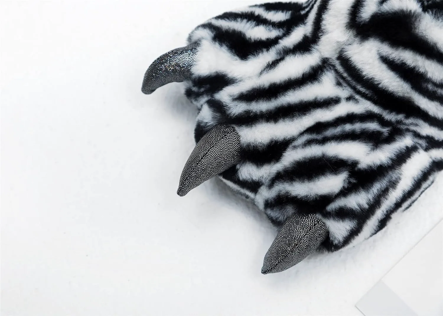 Мужские домашние тапочки YESBOR с милыми плюшевыми лапами и когтями, костюмированные пушистые животные для Хэллоуина
Мужские домашние тапочки YESBOR с милыми плюшевыми лапами и когтями, костюмированные пушистые животные для Хэллоуина