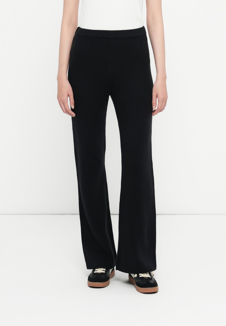 Брюки GAP Trousers, True Black/Black
Брюки GAP Trousers, True Black/Black