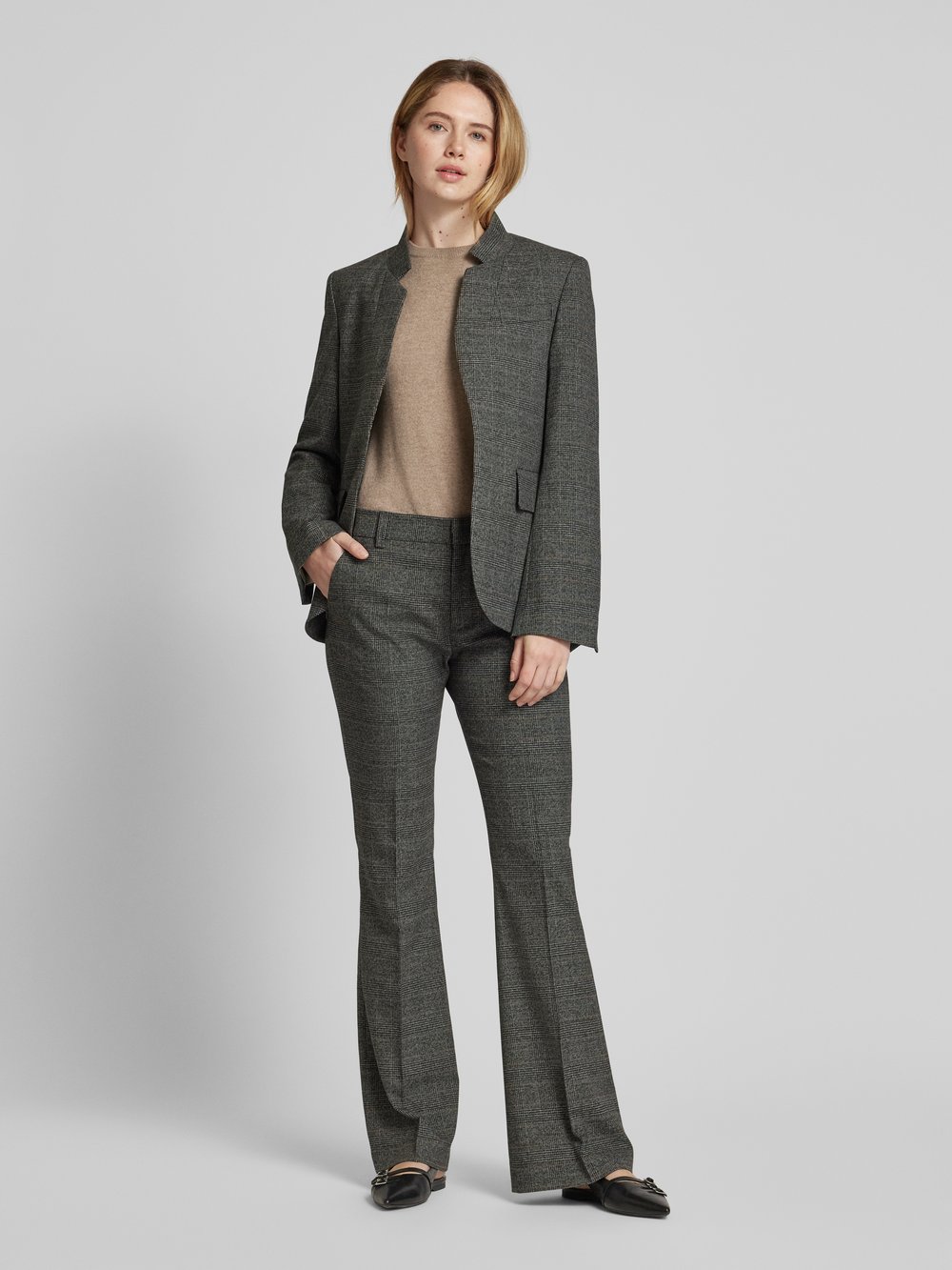 Расклешенные брюки со стрелками, модель 'PREVU TAILLEUR' Zadig & Voltaire, антрацит
Расклешенные брюки со стрелками, модель 'PREVU TAILLEUR' Zadig & Voltaire, антрацит