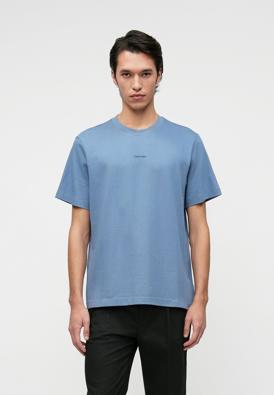 Футболка Calvin Klein TEE, Dusty Sailor Blue/Light Blue, Синий, Футболка Calvin Klein TEE, Dusty Sailor Blue/Light Blue
Футболка Calvin Klein TEE, Dusty Sailor Blue/Light Blue, Синий, Футболка Calvin Klein TEE, Dusty Sailor Blue/Light Blue