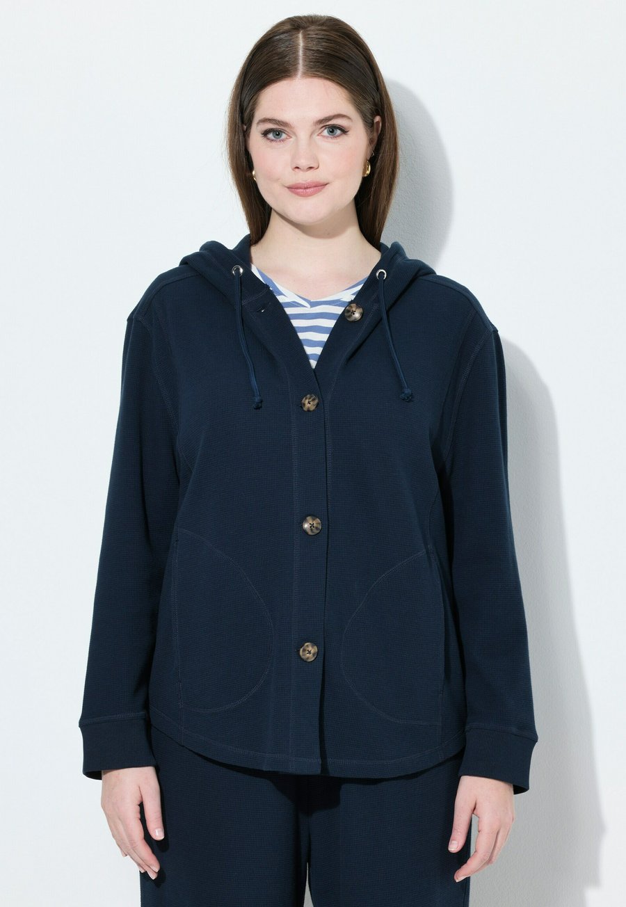 Кардиган Ulla Popken WAFFLE TEXTURE , Marine/Dark Blue
Кардиган Ulla Popken WAFFLE TEXTURE , Marine/Dark Blue