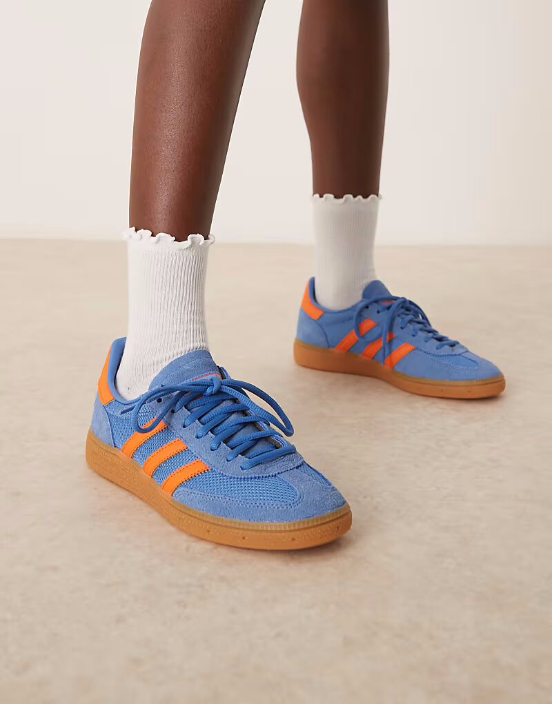 Синие и оранжевые кроссовки Adidas Originals Handball Spezial
Синие и оранжевые кроссовки Adidas Originals Handball Spezial