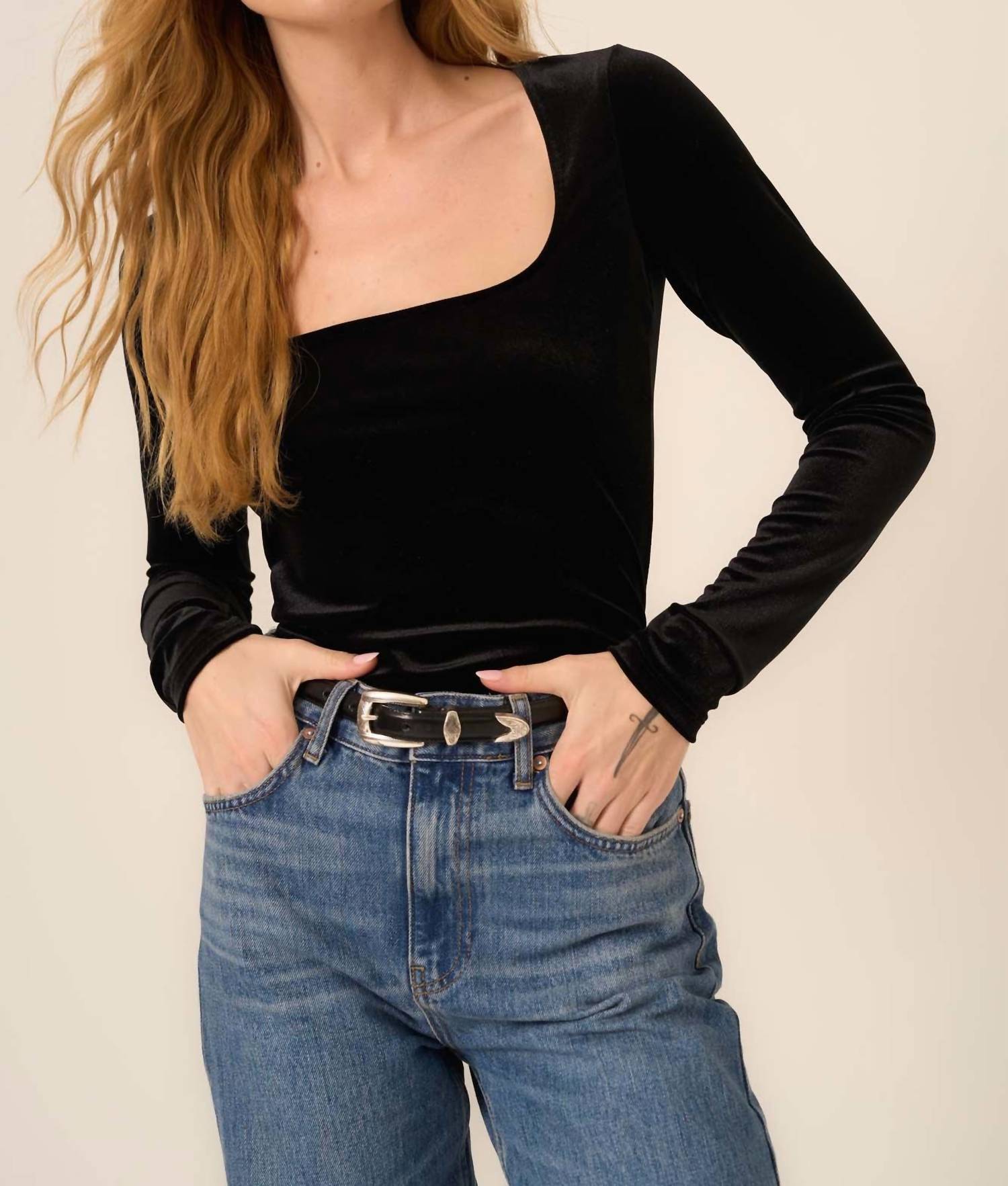 Волшебный топ с квадратным вырезом и длинными рукавами из бархата в черном цвете PROJECT SOCIAL T 
Волшебный топ с квадратным вырезом и длинными рукавами из бархата в черном цвете PROJECT SOCIAL T