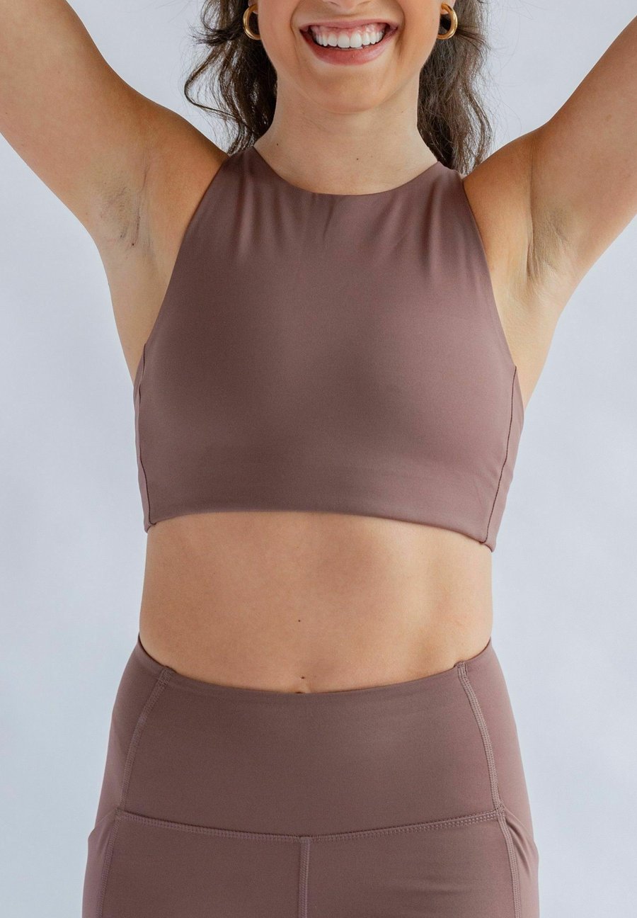 Бюстгальтер Girlfriend Collective Light support sports bra, Storm/Brown
Бюстгальтер Girlfriend Collective Light support sports bra, Storm/Brown