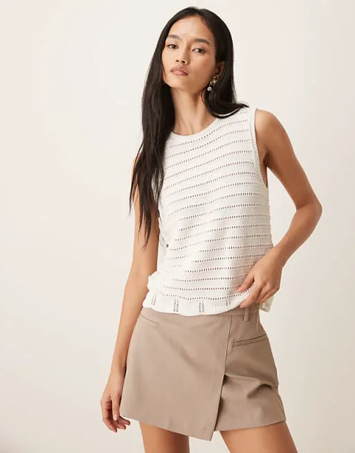 Белый вязаный жилет свободной вязки с фестонами и окантовкой крючком JDY
Белый вязаный жилет свободной вязки с фестонами и окантовкой крючком JDY