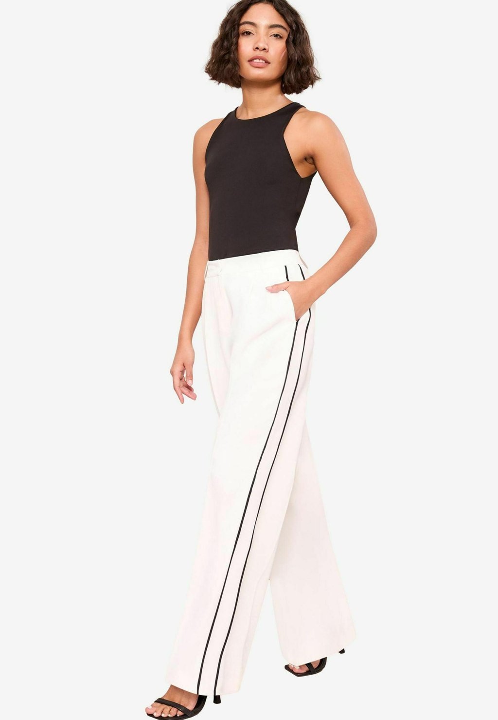 Брюки WIDE TAILORED SIDE STRIPE Friends Like These, белый
Брюки WIDE TAILORED SIDE STRIPE Friends Like These, белый