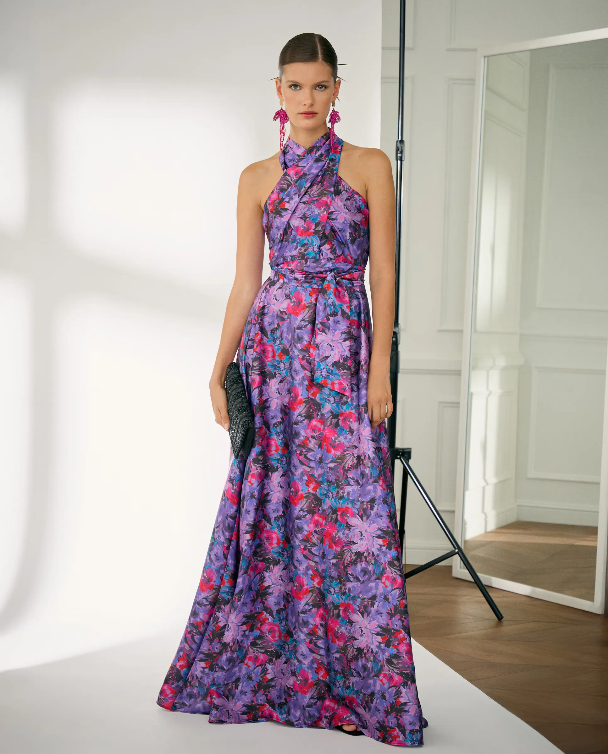 Длинное струящееся платье с воротником халтер Woman Fiesta El Corte Inglés, фиолетовый
Длинное струящееся платье с воротником халтер Woman Fiesta El Corte Inglés, фиолетовый