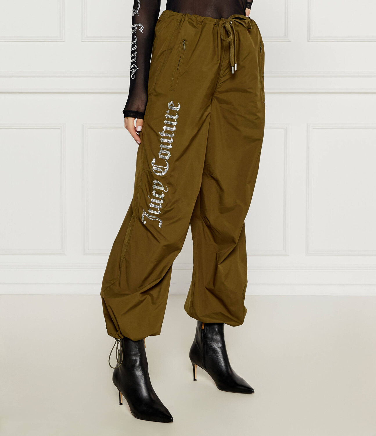 Брюки Juicy Couture cargo AYLA Oversize fit, оливково-зеленый
Брюки Juicy Couture cargo AYLA Oversize fit, оливково-зеленый