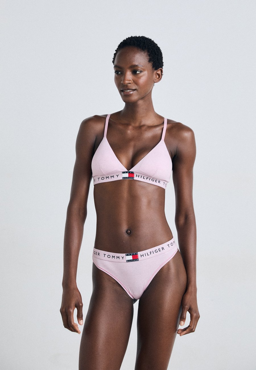 Трусы Tommy Hilfiger HERITAGE CLASSIC THONG, Mystic Orchid Heather/Nude
Трусы Tommy Hilfiger HERITAGE CLASSIC THONG, Mystic Orchid Heather/Nude