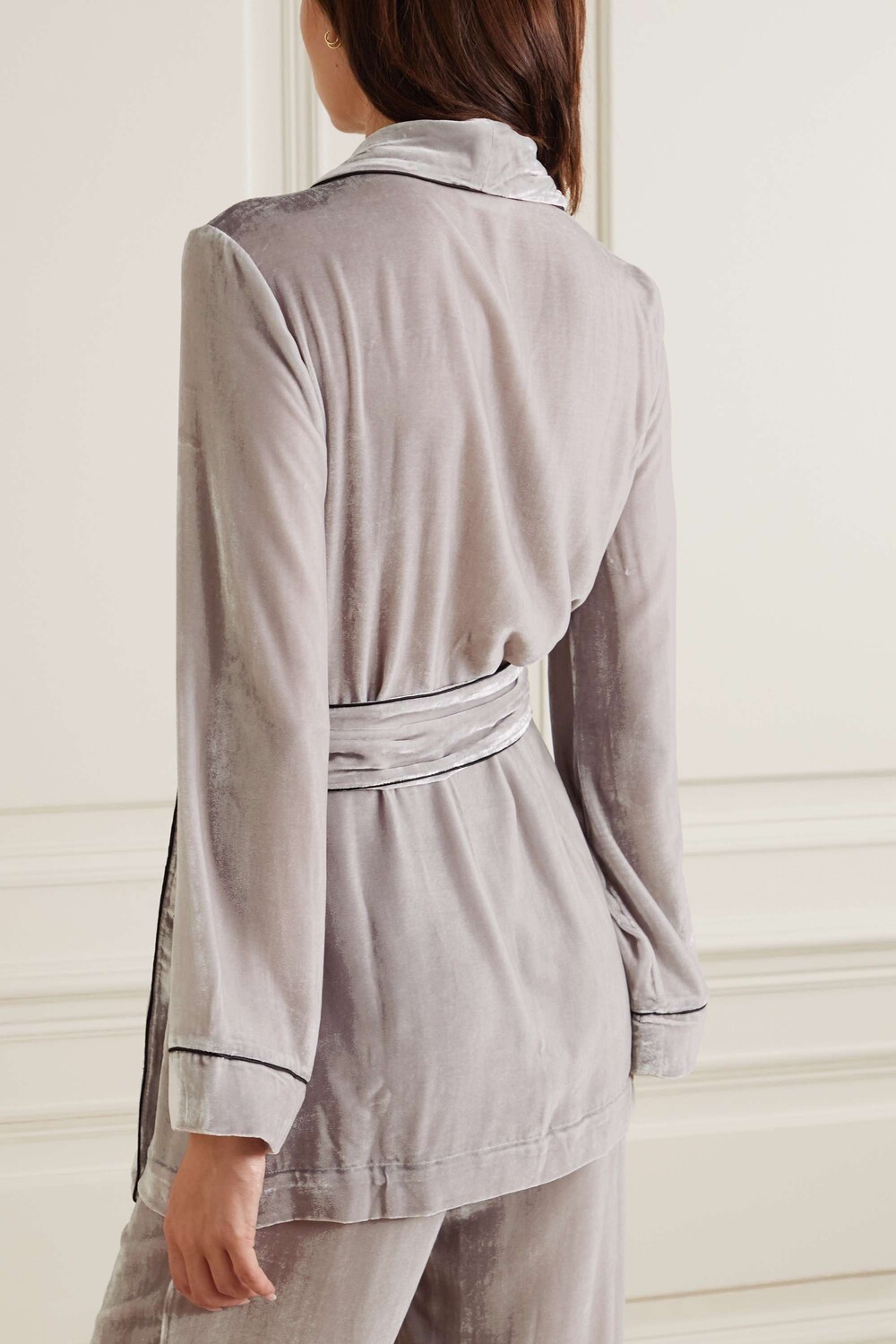 SLEEPING WITH JACQUES + NET SUSTAIN Бархатный халат Bon Vivant с поясом, серый
SLEEPING WITH JACQUES + NET SUSTAIN Бархатный халат Bon Vivant с поясом, серый