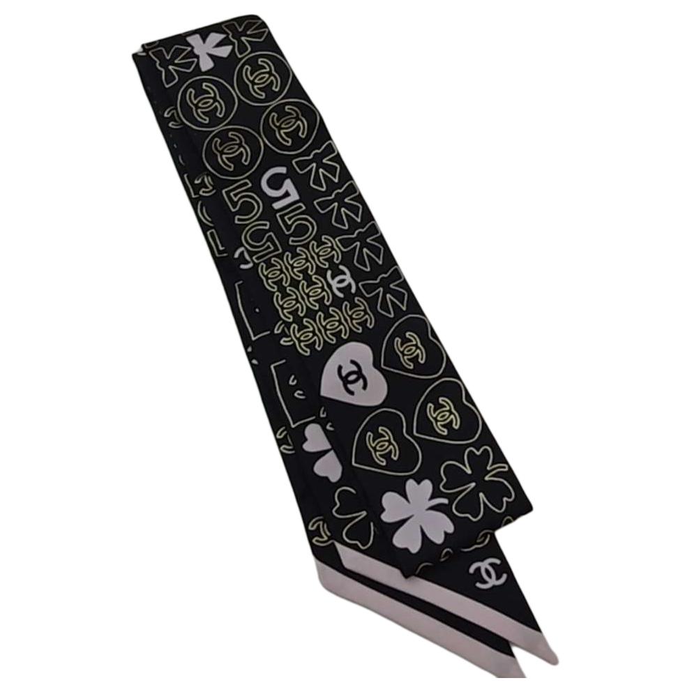 CHANEL Шелковый шарф Women's Black, Black
CHANEL Шелковый шарф Women's Black, Black