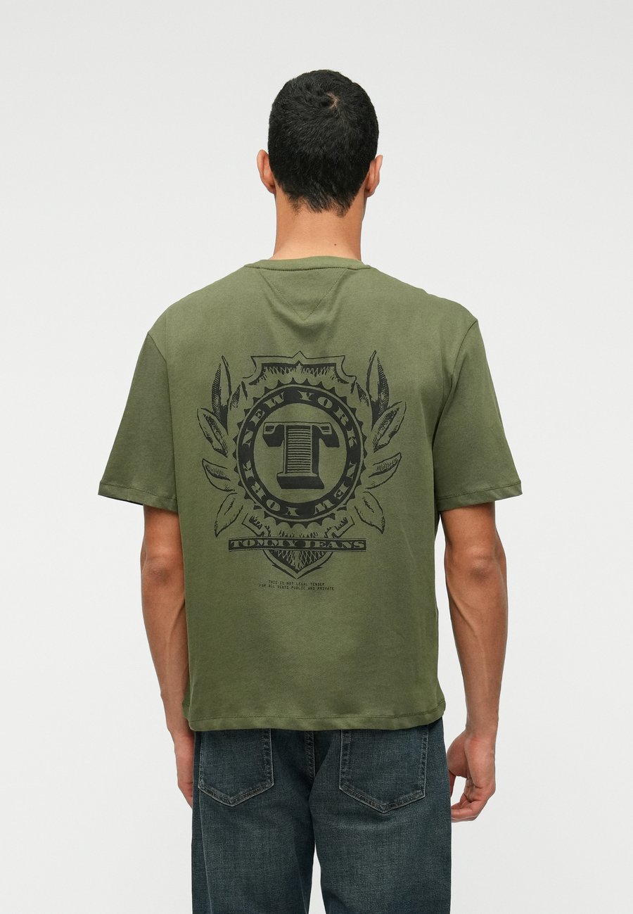 Футболка Tommy Jeans BILLS TEE UNISEX, Dark Greenery/Brown, Зеленый, Футболка Tommy Jeans BILLS TEE UNISEX, Dark Greenery/Brown
Футболка Tommy Jeans BILLS TEE UNISEX, Dark Greenery/Brown, Зеленый, Футболка Tommy Jeans BILLS TEE UNISEX, Dark Greenery/Brown