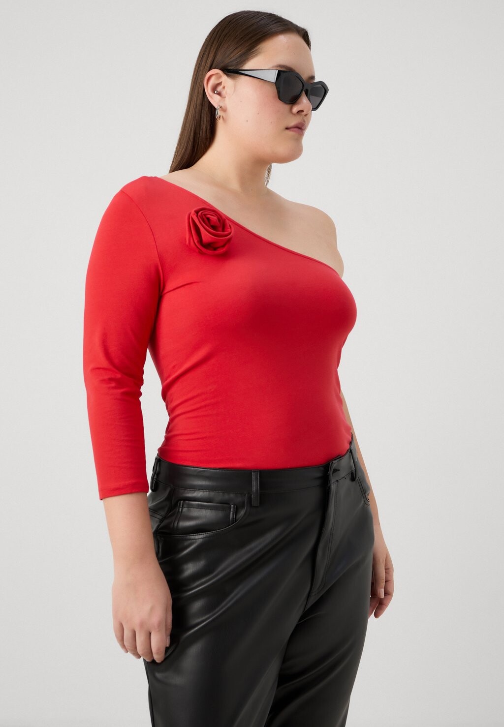 Топ с длинными рукавами CARROYSA ONE SHOULDER 3/4 ONLY Carmakoma, красный 
Топ с длинными рукавами CARROYSA ONE SHOULDER 3/4 ONLY Carmakoma, красный