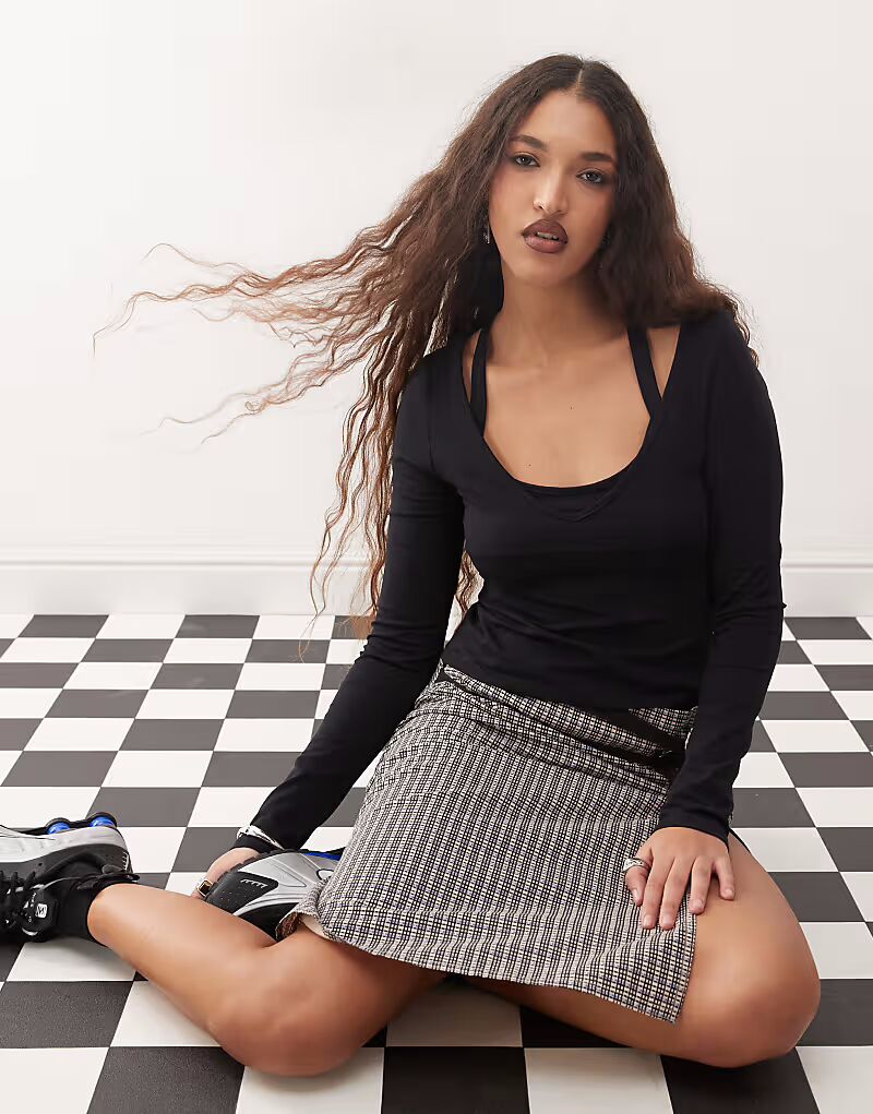 COLLUSION двухслойный спортивный топ с V-образным вырезом и длинными рукавами
COLLUSION двухслойный спортивный топ с V-образным вырезом и длинными рукавами