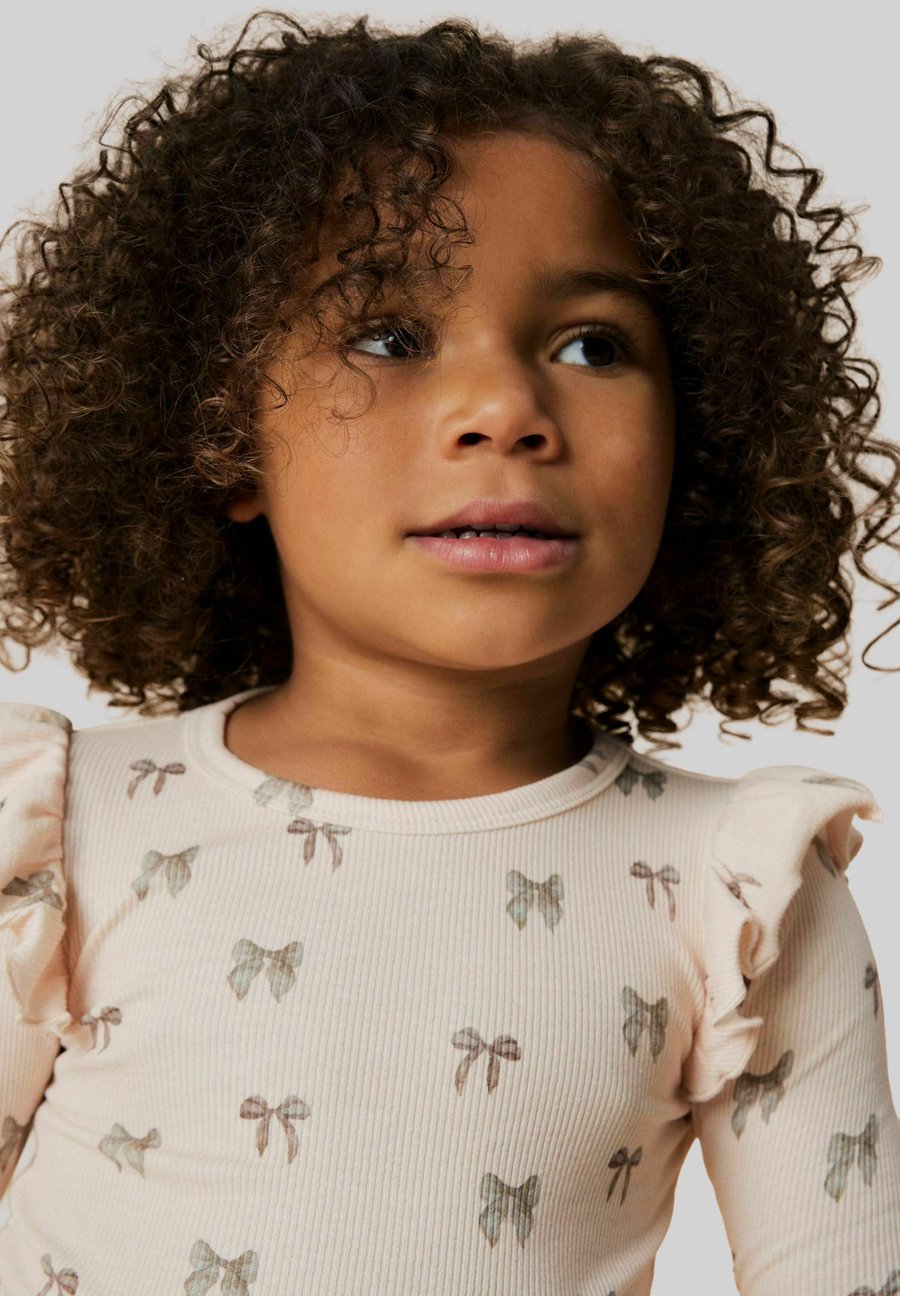 Топ Lil' Atelier MIT SLIM FIT, Silver Peony/Rose Gold-Coloured
Топ Lil' Atelier MIT SLIM FIT, Silver Peony/Rose Gold-Coloured