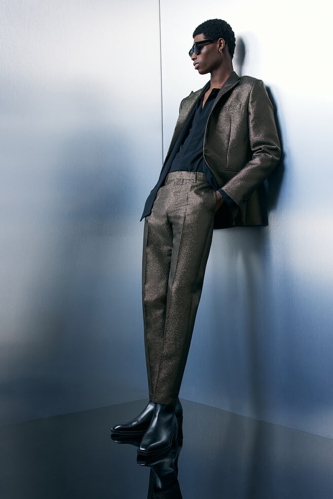 Блестящие костюмные брюки приталенного кроя H&M, черный
Блестящие костюмные брюки приталенного кроя H&M, черный