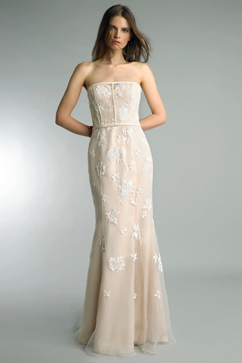 Вечернее платье без бретелек Basix Black Label, слоновая кость
Вечернее платье без бретелек Basix Black Label, слоновая кость