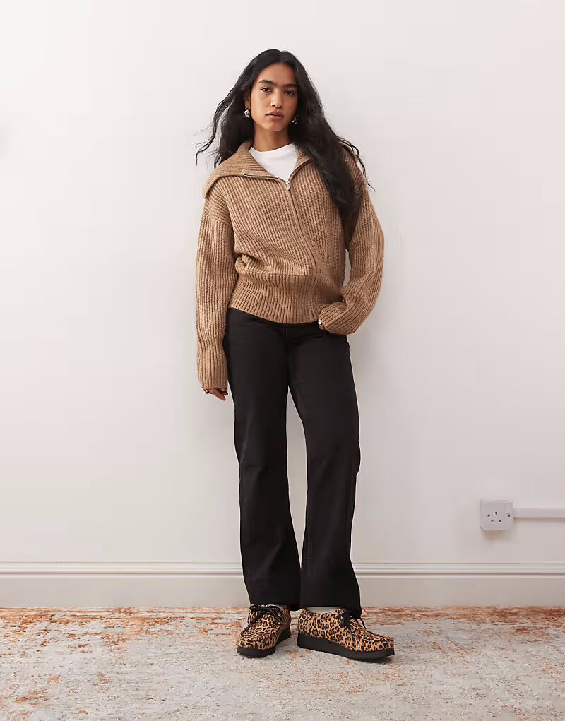 Вязаный кардиган на молнии цвета мокко Collusion
Вязаный кардиган на молнии цвета мокко Collusion