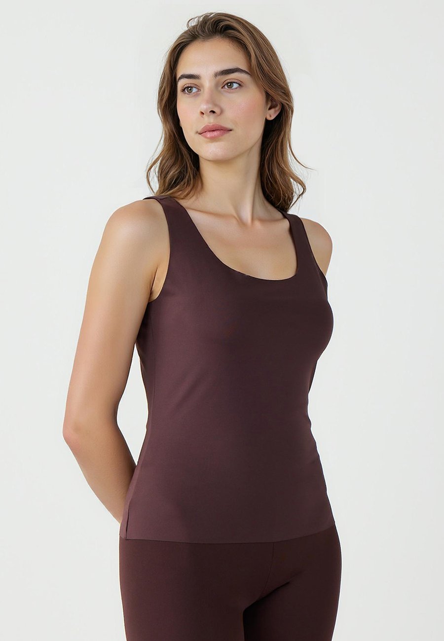 Топ Jimmy Key SLIM FIT U-NECK , Bitter Brown/Dark Brown
Топ Jimmy Key SLIM FIT U-NECK , Bitter Brown/Dark Brown