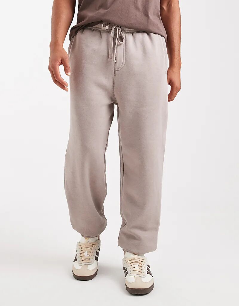 Хлопок на мешковатых кроссовках с манжетами в сумерках
Хлопок на мешковатых кроссовках с манжетами в сумерках