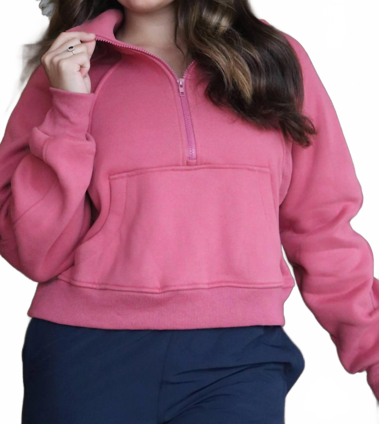 Женская полузастегивающаяся водолазка с воронкообразным воротом в ягодном цвете AEMI + CO, Berry
Женская полузастегивающаяся водолазка с воронкообразным воротом в ягодном цвете AEMI + CO, Berry