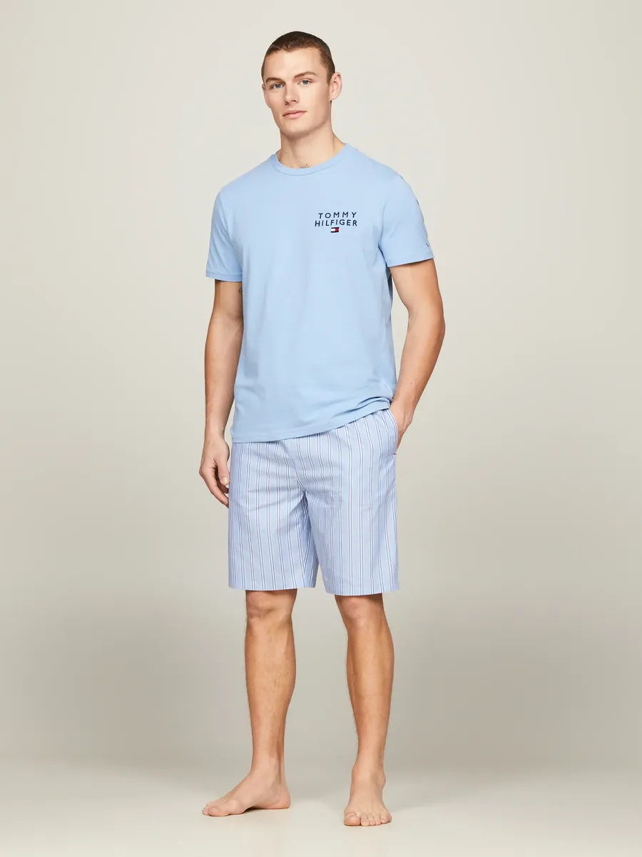 Пижама Tommy Hilfiger Underwear "SS WOVEN PJ SET DRAWSTRING" (комплект, 2 шт., 2 шт.), с надписью-логотипом на груди, цвет Cloudy Blue / Sport Stripes
Пижама Tommy Hilfiger Underwear "SS WOVEN PJ SET DRAWSTRING" (комплект, 2 шт., 2 шт.), с надписью-логотипом на груди, цвет Cloudy Blue / Sport Stripes