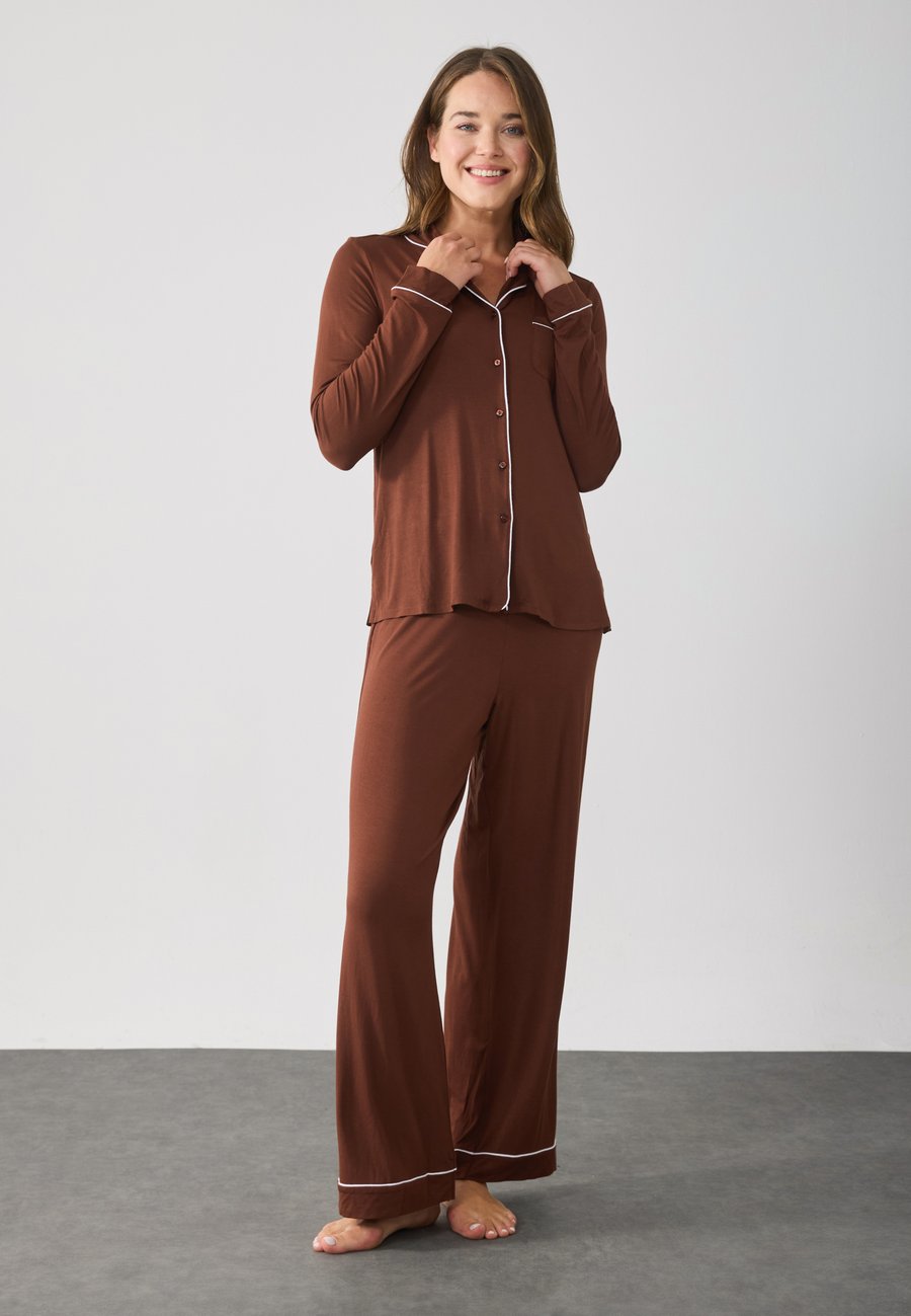 Пижамный комплект Anna Field SET, Dark Brown
Пижамный комплект Anna Field SET, Dark Brown