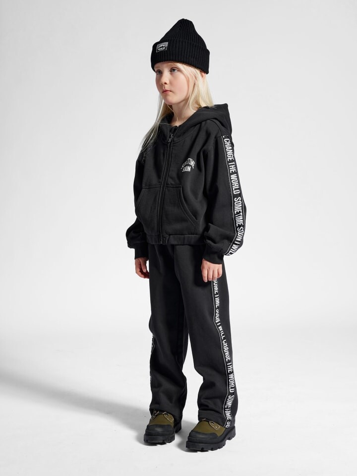 Пуловер с капюшоном Sometime Soon Reißverschluss Hoodie Stsevie Mädchen, черный
Пуловер с капюшоном Sometime Soon Reißverschluss Hoodie Stsevie Mädchen, черный