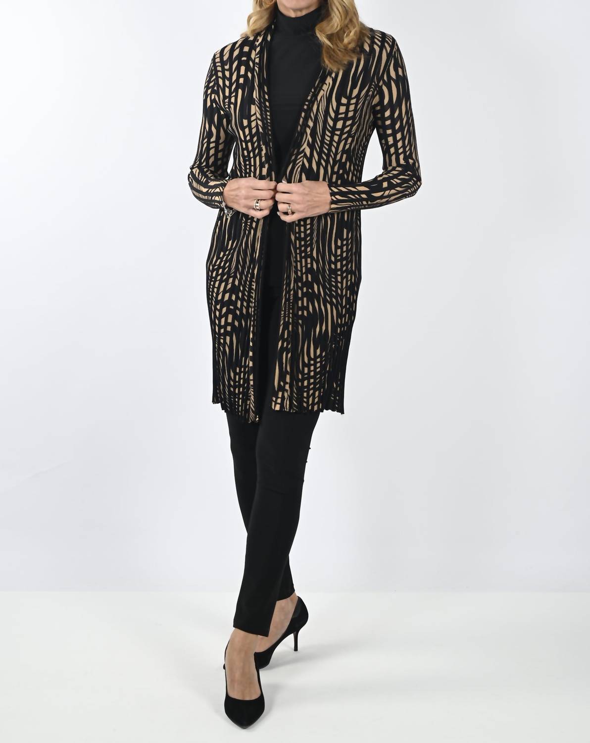 Вязаное накидка черного и бежевого цветов Frank Lyman
Вязаное накидка черного и бежевого цветов Frank Lyman